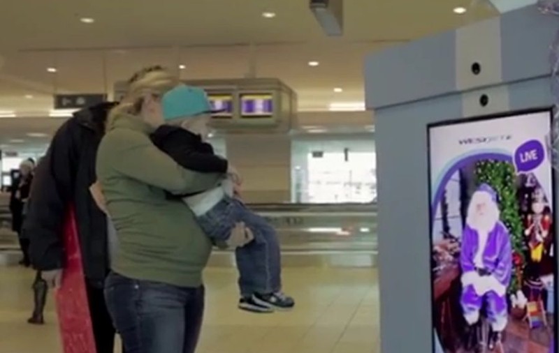 ŞI-AU SPUS DORINŢELE de CRĂCIUN în faţa unui ECRAN, la AEROPORT! Ce s-a ÎNTÂMPLAT la ATERIZARE este FANTASTIC! VIDEO