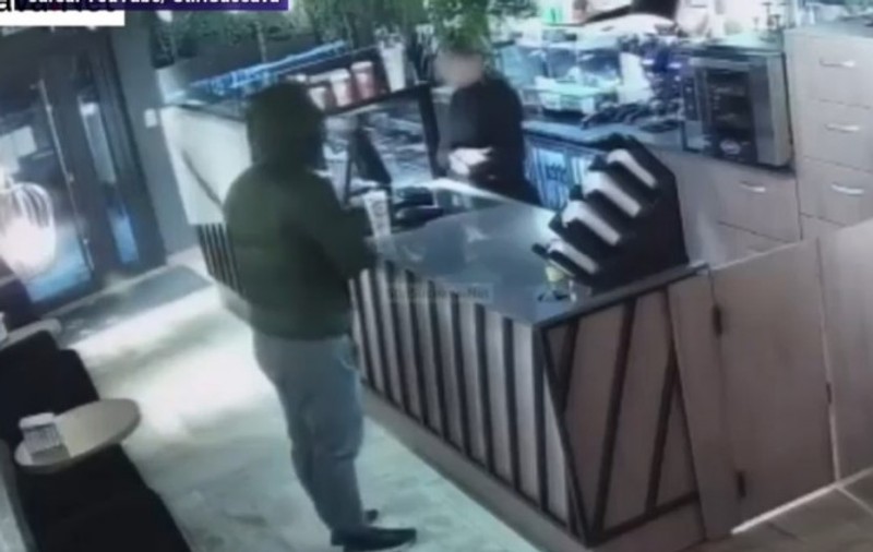 Un bărbat a fost reținut după ce a jefuit o cafenea din Suceava, amenințând o vânzătoare cu un pistol
