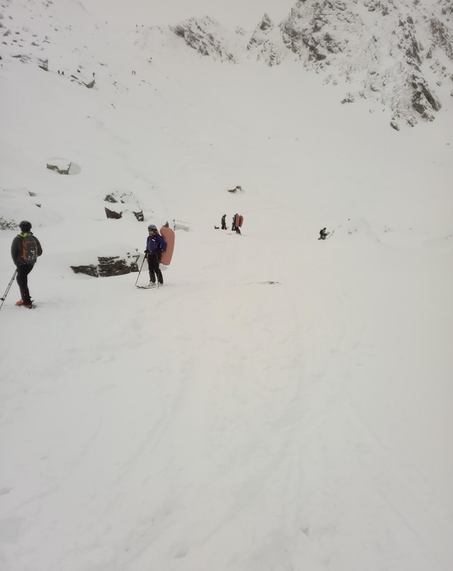 Intervenție dificilă în Sibiu. Doi schiori, prinși într-o avalanșă în Valea Doamnei