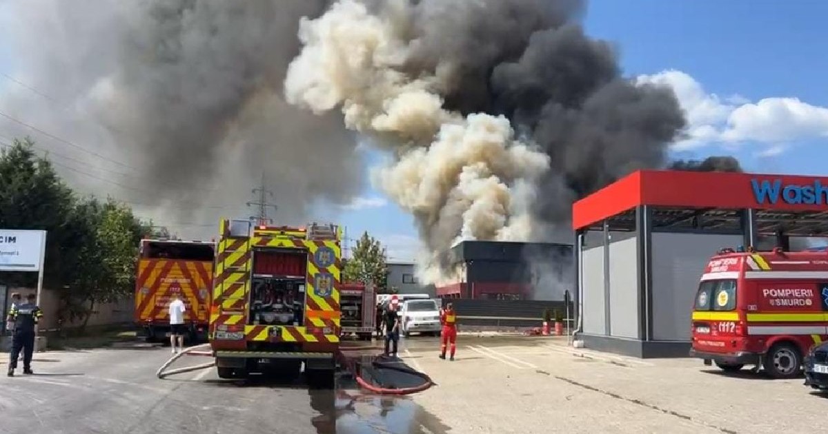 Mai multe autospeciale de pompieri intervin la un incendiu la un depozit Sameday din Iasi