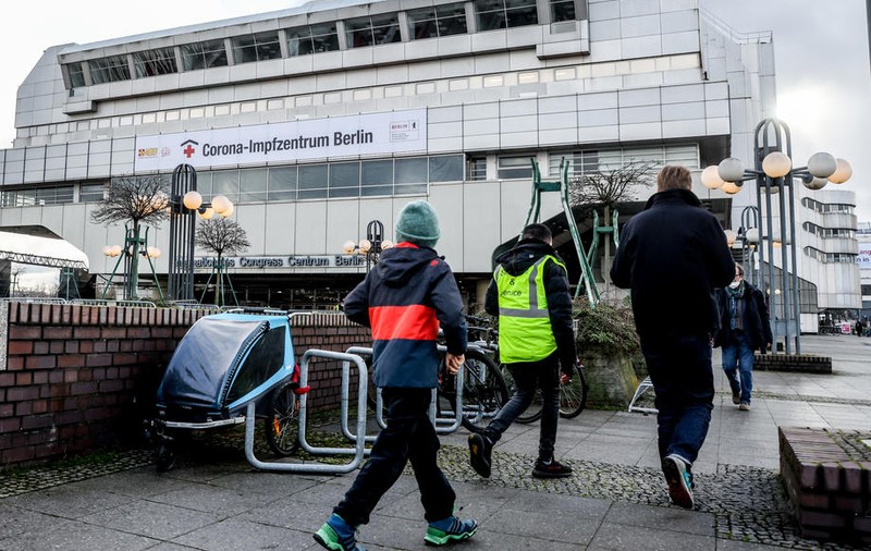 Experți din Germania: Cu varianta Omicron, pandemia intră „într-o nouă dimensiune”