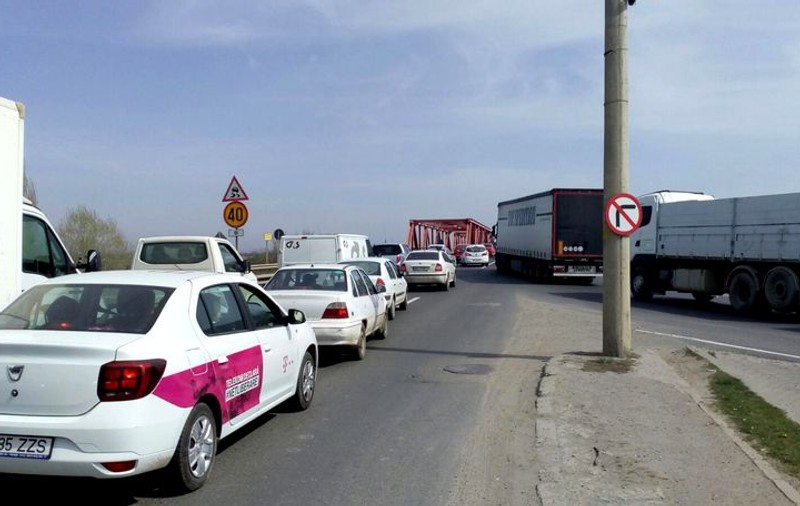 Podul de la Mărăcineni a fost închis pentru reparații. Trafic de coșmar, în zonă/ VIDEO
