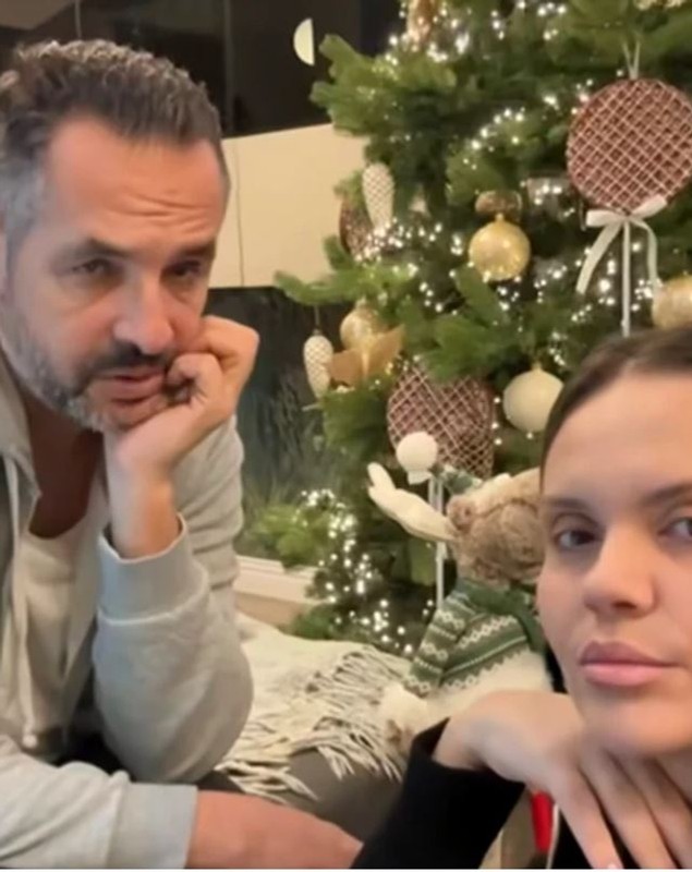 Imagini din casa Cristinei Șișcanu, decorată de Crăciun. Mădălin Ionescu nu a fost încântat de brad: „L-ar vrea mai încărcat, mai bogat”