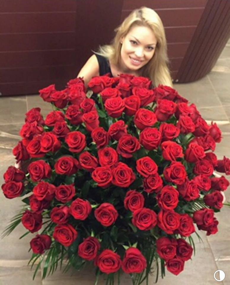 Valentina Pelinel, lângă un buchet imens de trandafiri roșii