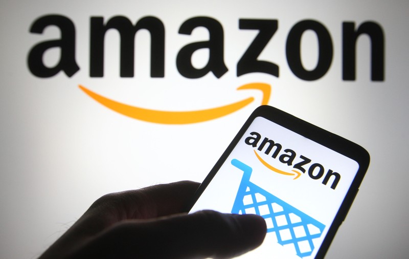 Amazon cedează presiunilor Emiratelor Arabe Unite și restricționează produsele care au legătură cu LGBTQ+