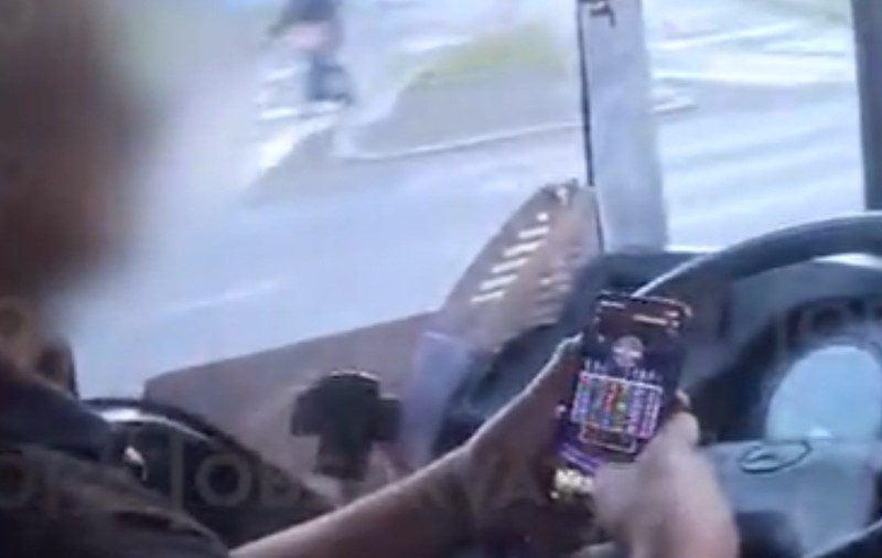 Un șofer STB, de pe linia 220 din București, a fost filmat când juca păcănele în timp ce conducea autobuzul cu călători