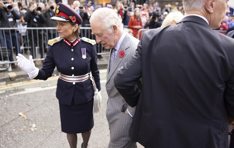 Un bărbat a fost reținut după ce a aruncat cu ouă spre regele Charles și regina consoartă Camilla