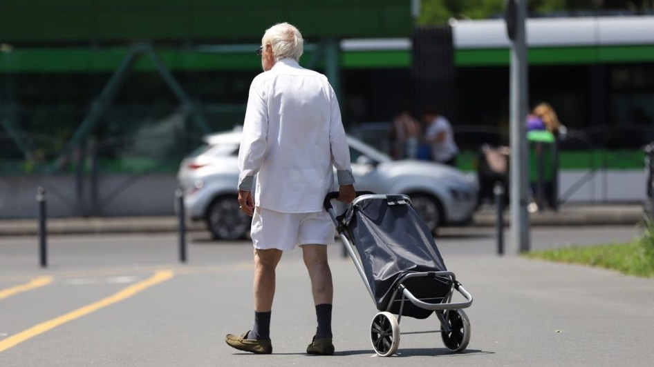 Un pensionar merge la piață, București, iulie 2026. Foto: Libertatea/ Dumitru Angelescu