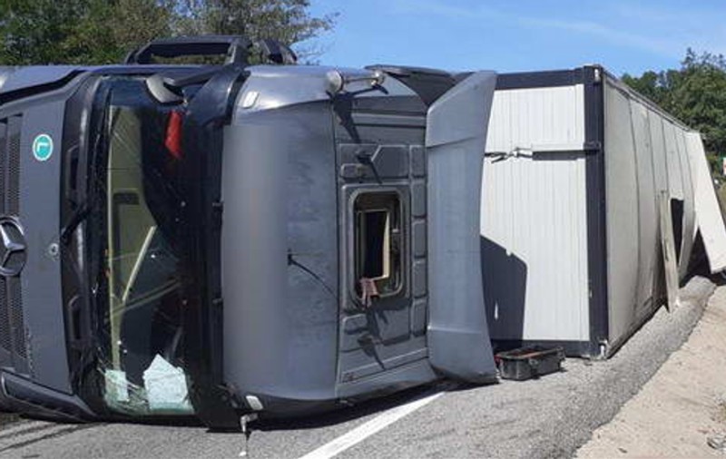 Un TIR încărcat cu porci s-a răsturnat pe șoseaua Cluj-Oradea. Șoferii au circulat cu dificultate