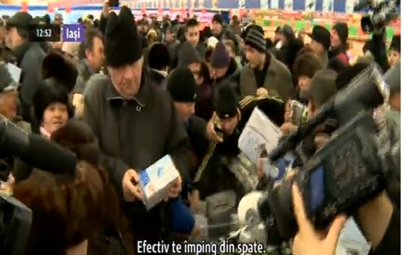 VIDEO SENZAŢIONAL! Zeci de oameni s-au călcat în picioare pentru o şurubelniţă
