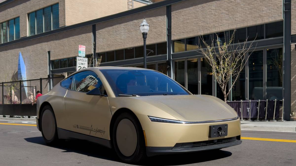 Tesla a pus pe străzi mașina în care pasagerul nu are nici volan, nici pedale. După o zi a început ancheta