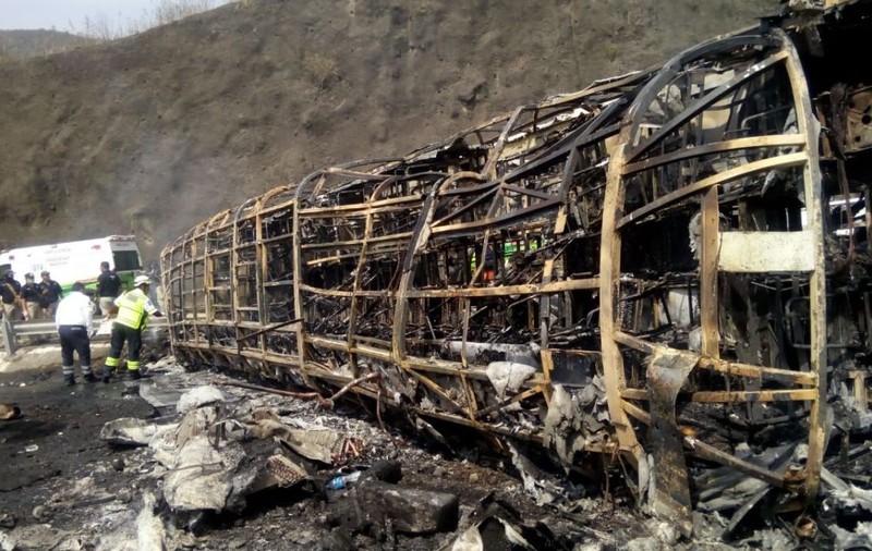 FOTO | Cel puțin 21 de pelerini au murit într-un accident din Mexic. Autocarul în are se aflau s-a ciocnit cu un camion
