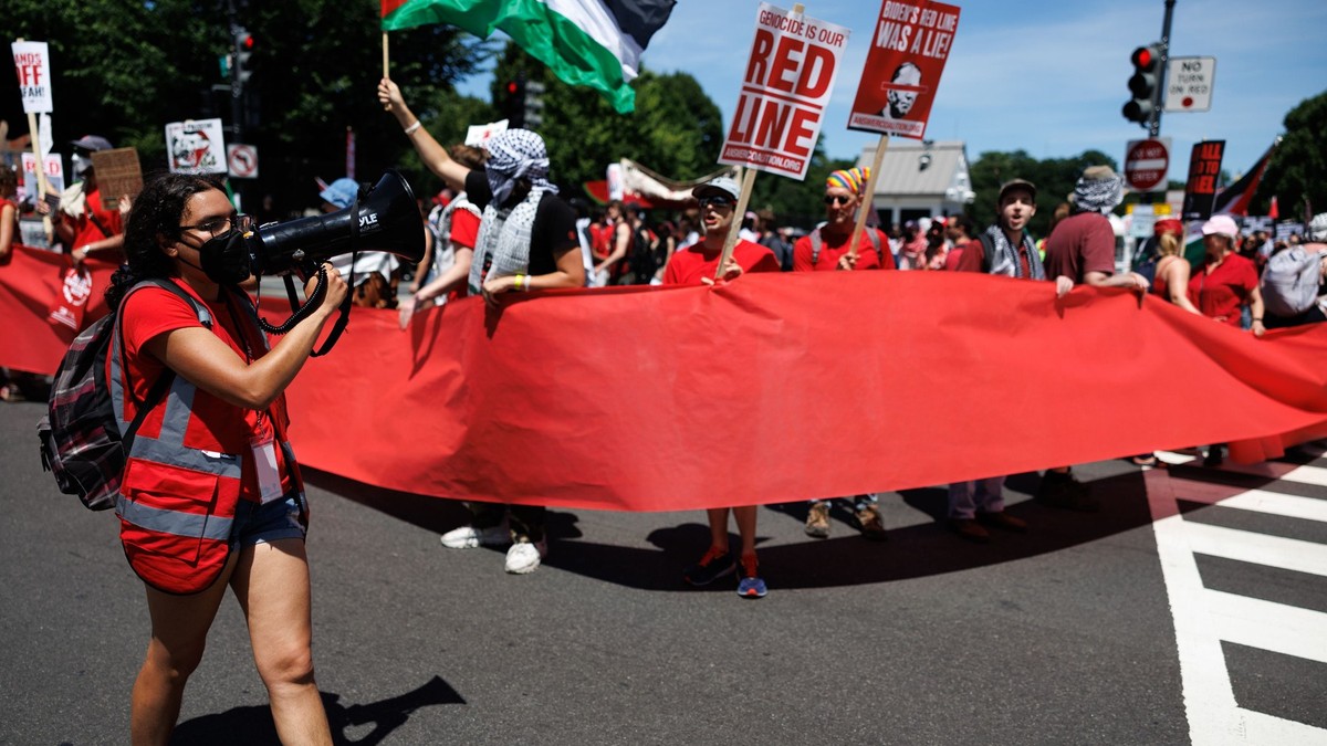 Mii de manifestanți pro-Palestina înconjoară Casa Albă din Washington, D.C., la 8 iunie 2024, cerând președintelui Biden să pună capăt tuturor ajutoarelor acordate Israelului. Organizatorii susțin că invazia israeliană de la Rafah a depășit o „linie roșie” stabilită de Biden. Foto Profimedia