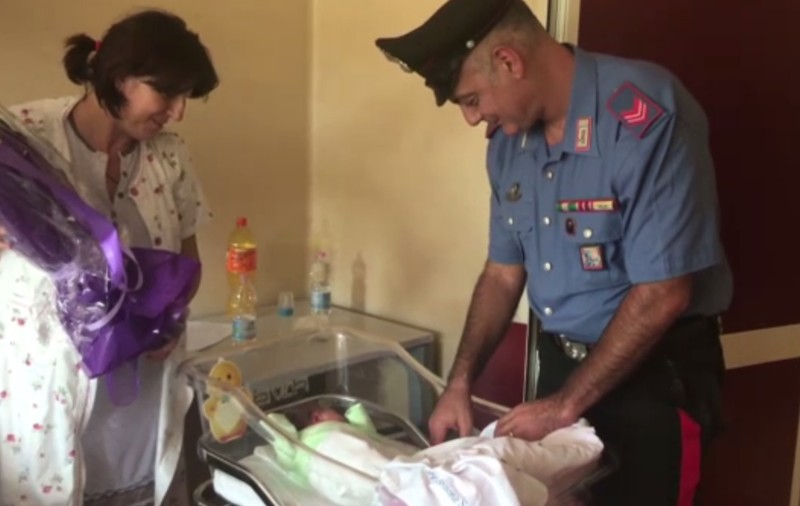 O româncă a născut ajutată de un carabinier, pe o stradă din Roma | VIDEO