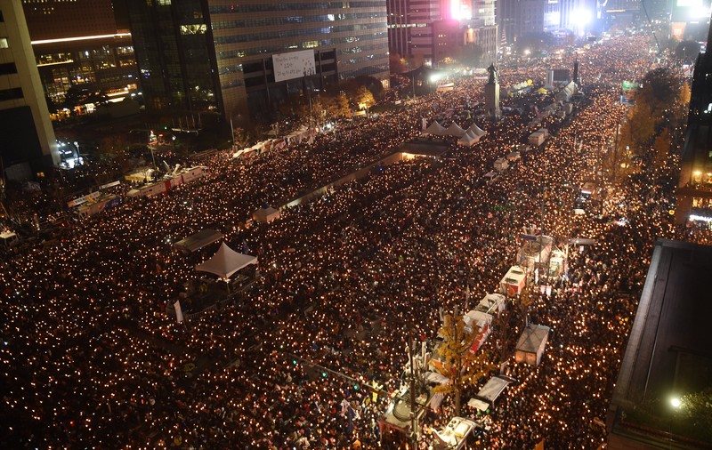 Protest uriaș în Seul! Sute de mii de oameni au cerut demisia președintei | FOTO și VIDEO