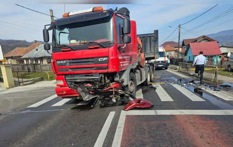 Un șofer român de camion a făcut cea mai mare greșeală, după ce nu a păstrat distanța, în Vâlcea, la Gura Văii