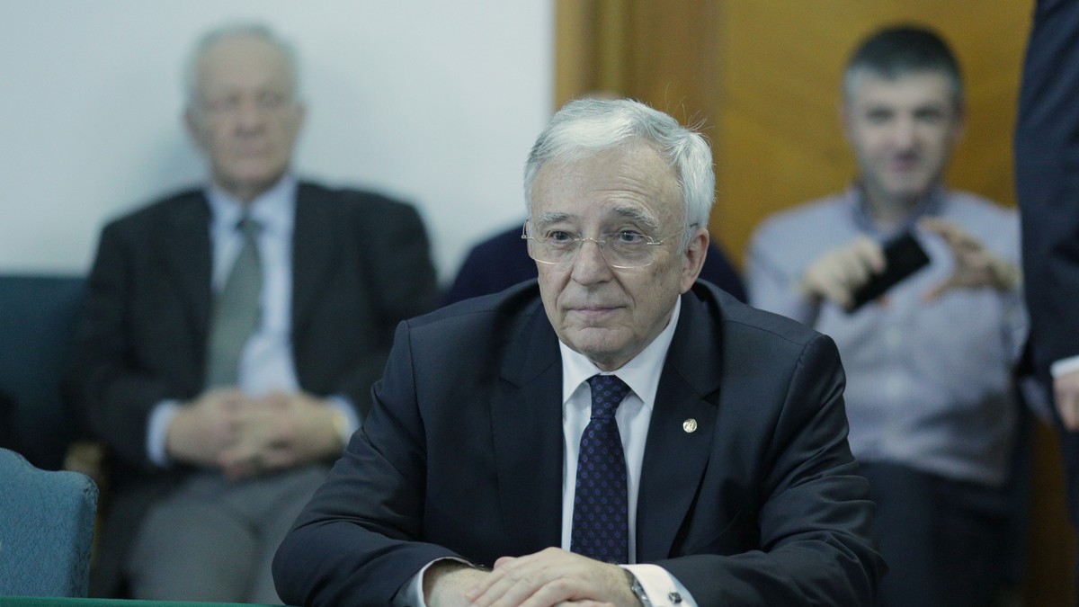 Isărescu vrea scoaterea programului Prima Casă, a titlurilor de stat și a rezervelor minime din formula "taxei pe lăcomie". Isărescu în comisiile de specialitate de la Senat