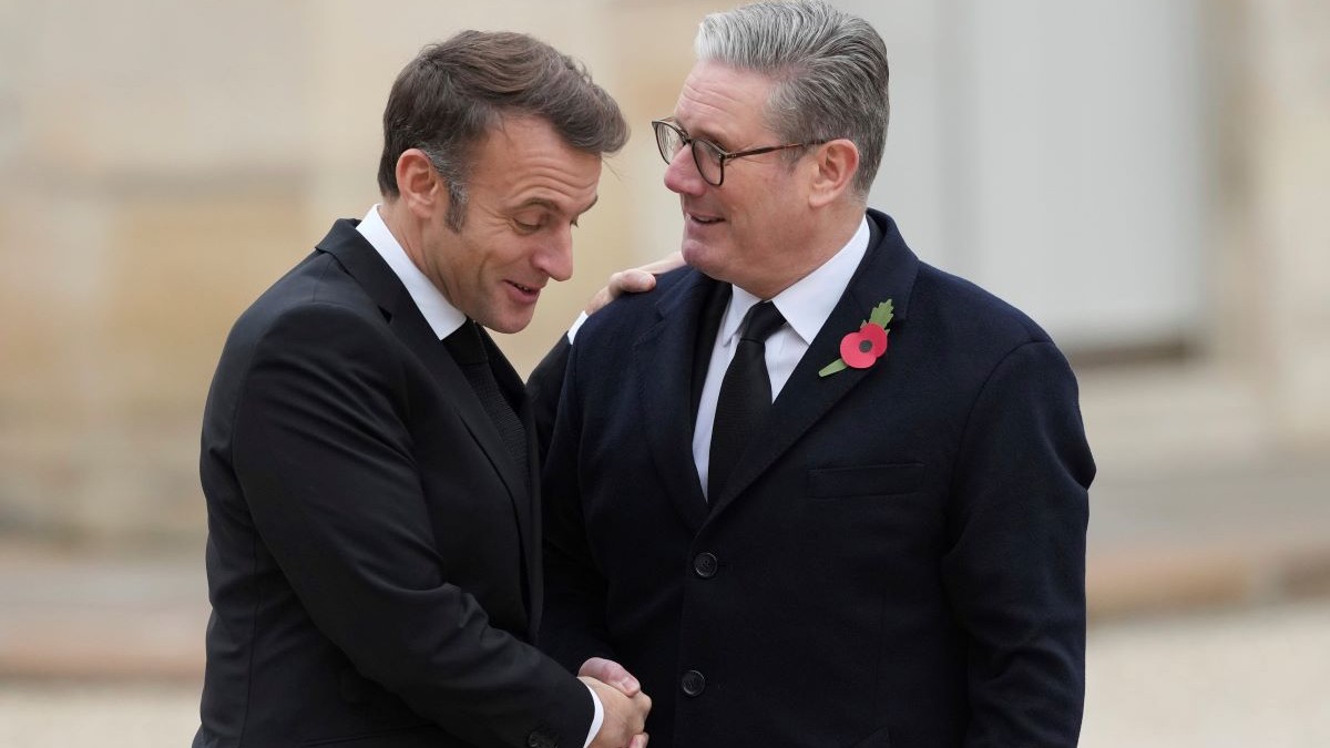 Îmbrăcați elegant, Emmanuel Macron și Keir Starmer se salută la Palatul Elysee din Paris
