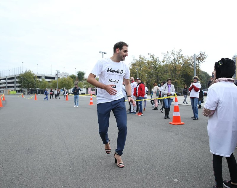 Maraton pe tocuri, în București! La "Maratoc", un eveniment caritabil organizat de actrița Monica Davidescu, au putut participa și bărbați