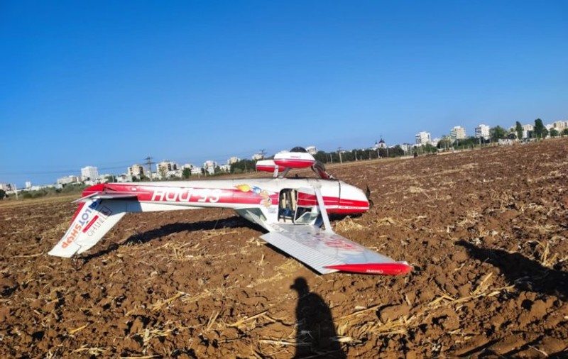 Un avion de mici dimensiuni a aterizat forțat lângă Ploiești. Două persoane au fost rănite