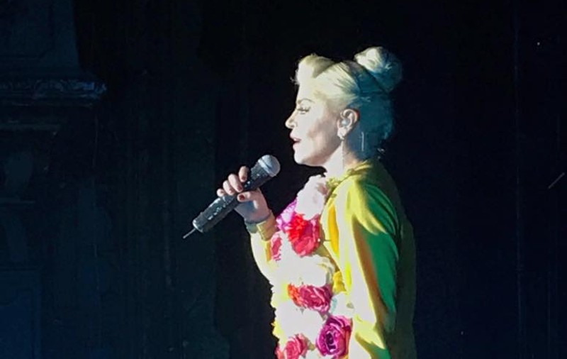 Loredana Groza șochează. Stă în cap pe scenă
