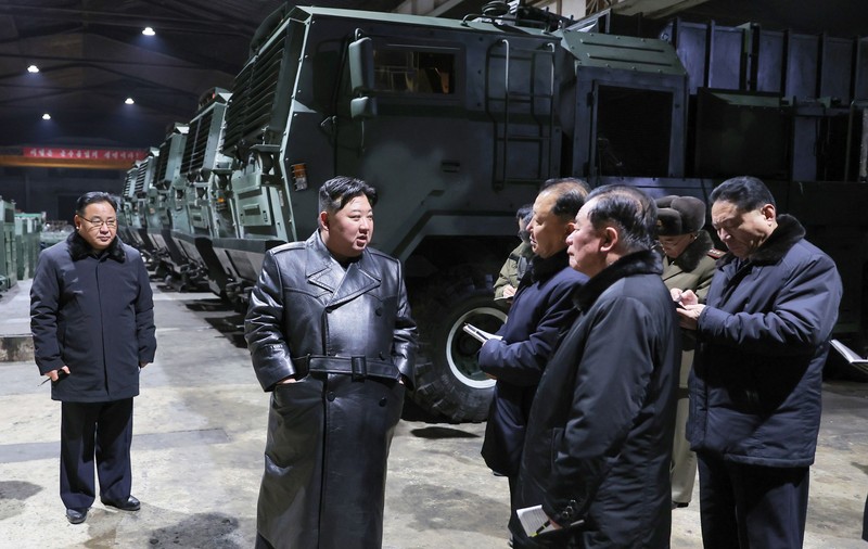 Kim Jong-un a vizitat mai multe fabrici de armament și a amenințat că va transforma Coreea de Sud „în cenușă”