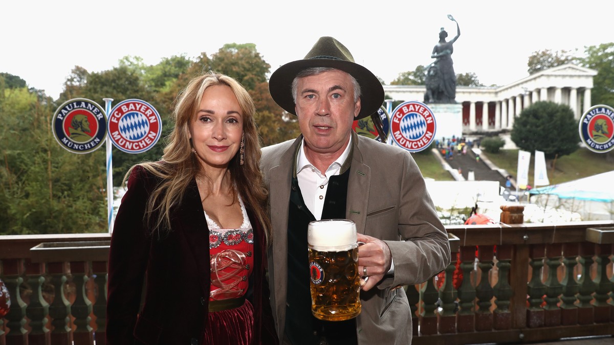 Carlo Ancelotti, antrenorul lui Bayern, şi Mariann Barrena McClay, soţia lui, pozează pentru fotografi cu o halbă de bere în mâini, cu ocazia vizitei la Oktoberfest. (FOTO: EPA)