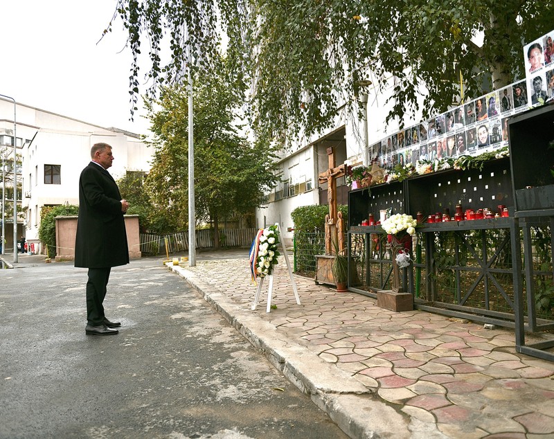 Flori și lacrimi la altarul Colectiv. Oamenii au adus un omagiu pentru cele 64 de victime