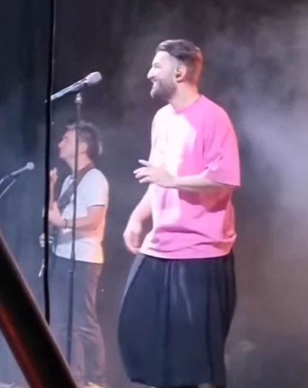 Octavia Geamănu l-a ironizat pe Smiley, după ce a purtat tricou roz și pantaloni largi: „E prea de tot”. Fanii artistului au criticat-o aspru pe fosta prezentatoare