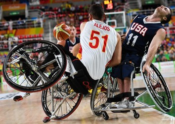 Duel între spaniolul Agustin Alejos (în alb) şi americanul Steve Serio, în timpul unei partide de baschet la Jocurile Paralimpice. (FOTO: HEPTA)