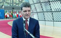 Nicușor Dan la Bruxelles, în timpul unei conferințe de presă