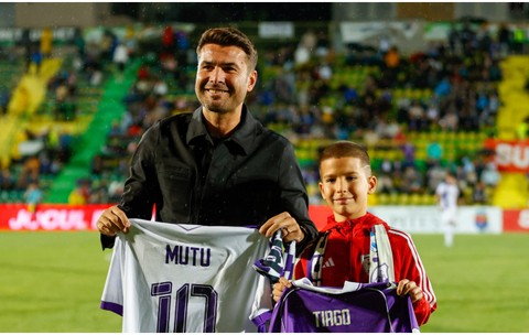 La 9 ani, Tiago, fiul lui Adrian Mutu, are două „joburi” și a strâns deja 5.000 de lei: „Îl învăț să investească”