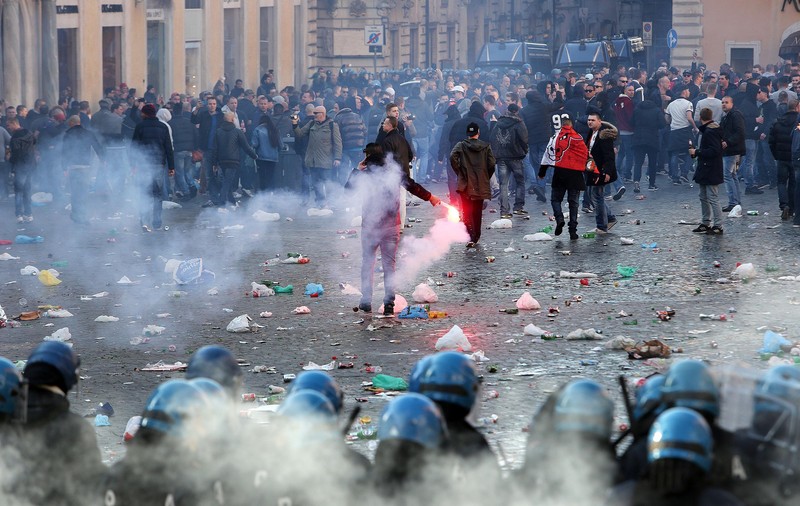 Barbarii din galeria lui Feyenoord au făcut prăpăd la Roma! / GALERIE FOTO