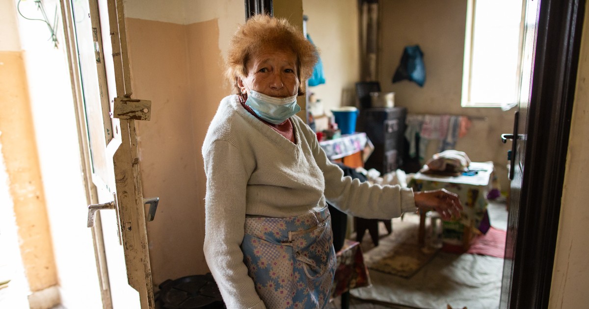 O bătrână ne arată camera în care locuiește cu soțul său și o pisică agitată