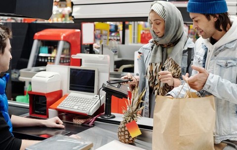 Salariul mediu net a urcat la 5.820 de lei în iulie, dar puterea de cumpărare a scăzut anual