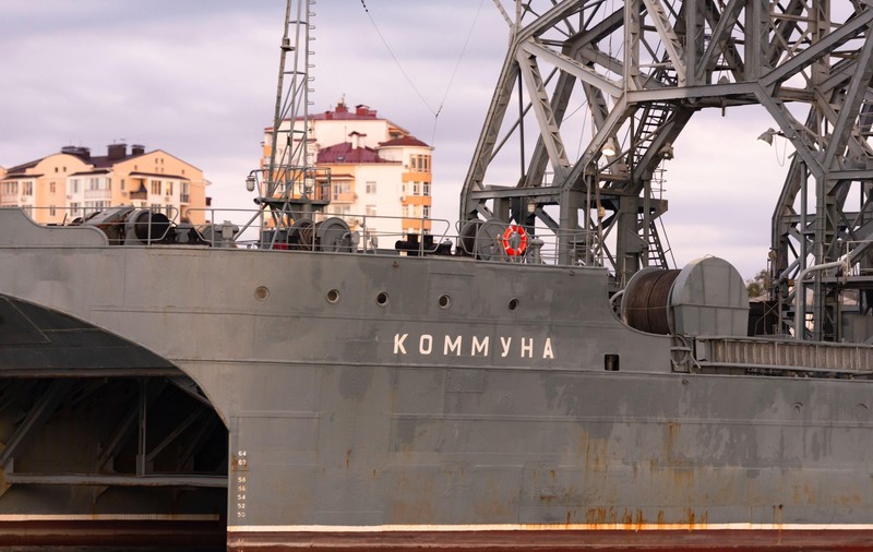 Ucraina anunță că a lovit una dintre cele mai vechi nave ale flotei ruse din Marea Neagră, în portul Sevastopol. VIDEO