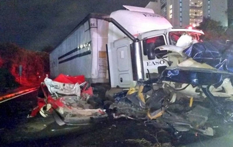 Accident cu 10 morţi și 40 de răniți, pe autostradă. Un tir scăpat de sub control a făcut ravagii