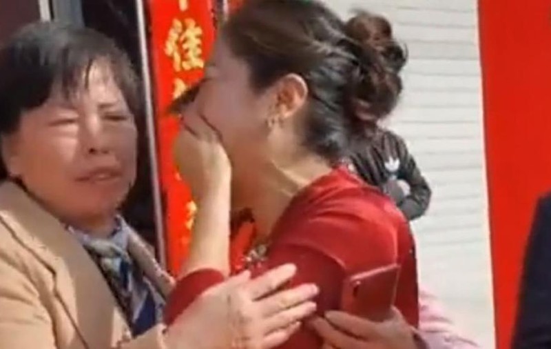 O mamă din China și-a regăsit după 20 de ani fiica dispărută, la nunta fiului ei. Era mireasa!