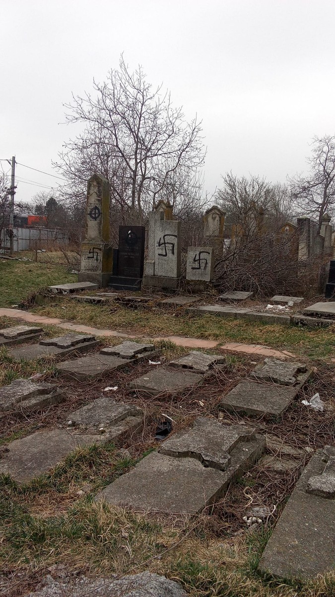 Plăcile funerare din Cimitirului Evreiesc Bacău profanate de tânăr