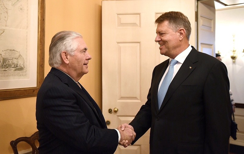 Președintele Klaus Iohannis s-a întâlnit cu Rex Tillerson, șeful diplomației americane; Urmează primirea la Casa Albă