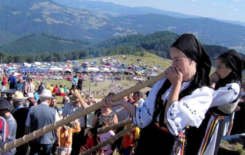 Târgul de Fete de pe Muntele Găina e și LIVE pe internet, în 21-22 iulie 2018