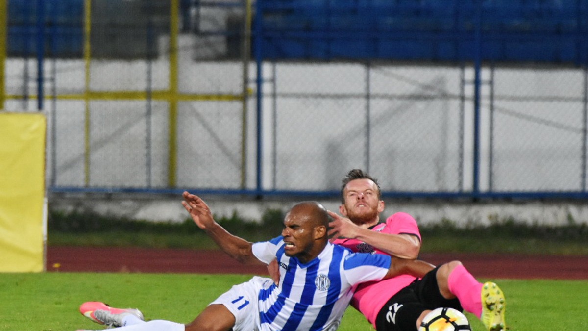 Alexandru Munteanu (D) si Joalisson (S) in meciul de fotbal dintre CSM Iasi si ACS Poli Timisoara din etapa a XII-a a ligii 1 Betano, disputat pe stadionul Emil Alexandrescu din Iasi, duminica 24 septembrie 2017. © FOTO: Dragos Pascaneanu / www.SportPictures.ro