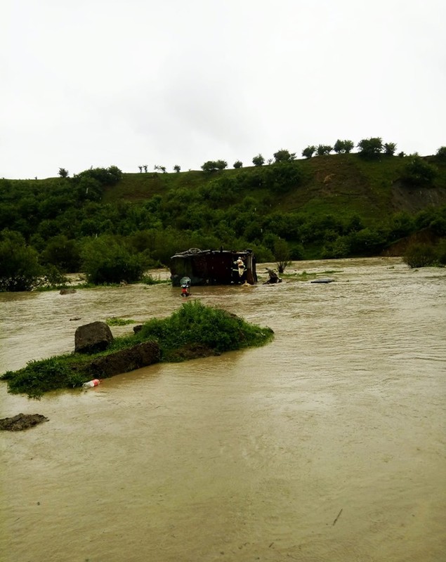 Vremea rea a făcut prăpăd în zece județe. Peste 300 de gospodării au fost evacuate