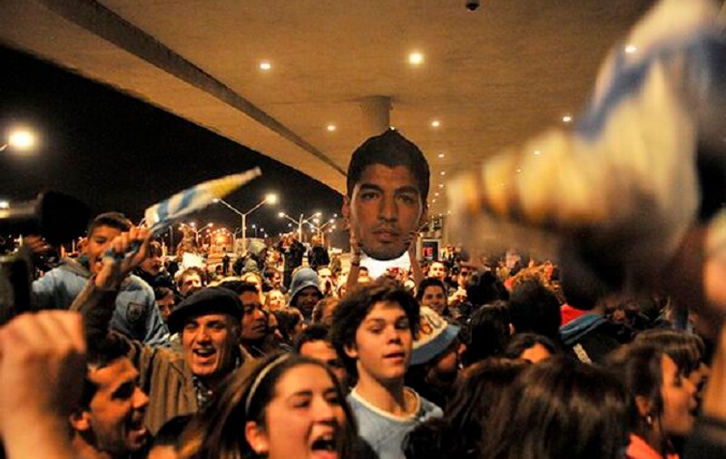 VIDEO / Luis Suarez a scos lumea în stradă la Montevideo