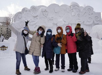 Pe 4 februarie, turiștii se bucurau la Festivalul zăpezii din Sapporo FOTO: EPA