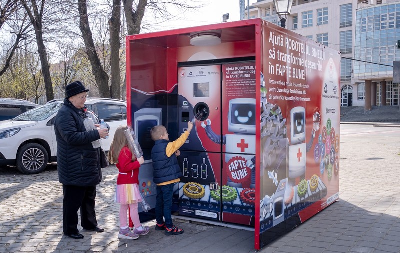 „Roboțelul binelui” transformă fiecare PET colectat într-un euro. Sumele strânse vor merge către proiecte sociale susținute de Crucea Roșie