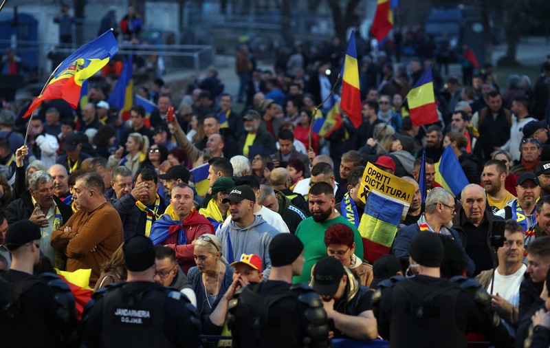 Democrația globală, în regres. România, pe calea autocratizării
