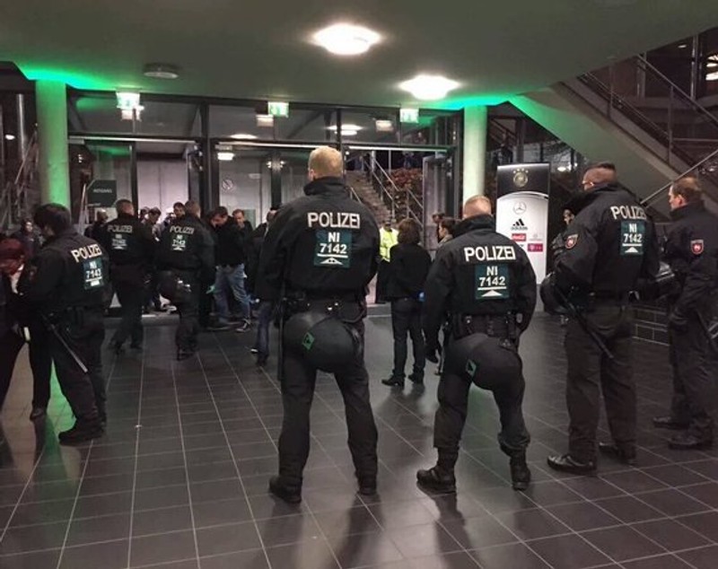 Alarmă cu bombă la Hanovra: ^spectatori evacuați, amicalul Germania - Olanda, anulat! Angela Merkel venise la meci / VIDEO & GALERIE FOTO