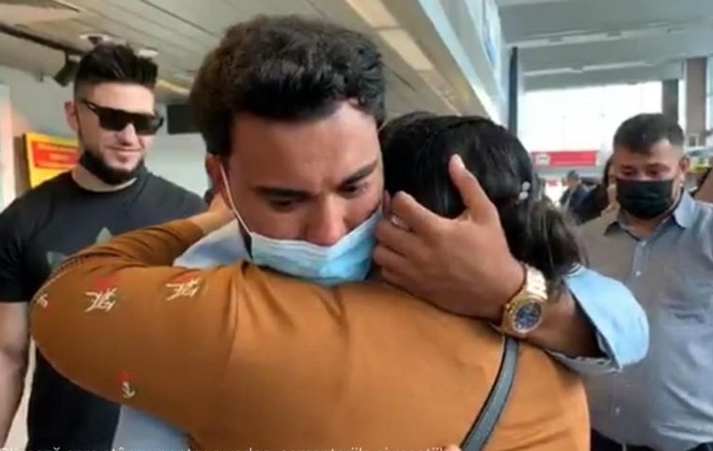 Jador a ajuns în România. Mama lui a izbucnit în lacrimi când l-a văzut. Imagini din aeroport