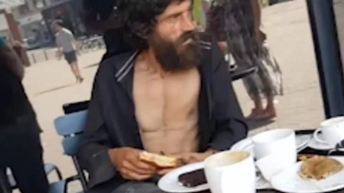 Caz halucinant: un om al străzii nu a fost lăsat să mănânce la o celebră cafenea, deși un binevoitor îi plătise consumația